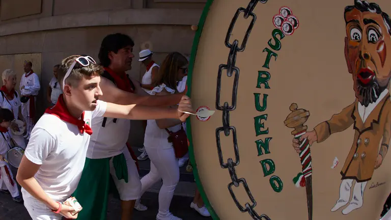 Struendo de Iruña Txiki 2022 por las calles de Pamplona durante las Fiestas de San Fermín. IÑIGO ALZUGARAY
Sexto encierro de San Fermín 2022 con toros de la ganadería de Jandilla en el tramo del callejón de entrada a la plaza. IÑIGO ALZUGARAY