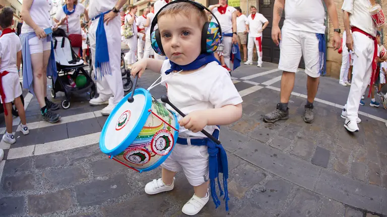 Struendo de Iruña Txiki 2022 por las calles de Pamplona durante las Fiestas de San Fermín. IÑIGO ALZUGARAY
Sexto encierro de San Fermín 2022 con toros de la ganadería de Jandilla en el tramo del callejón de entrada a la plaza. IÑIGO ALZUGARAY