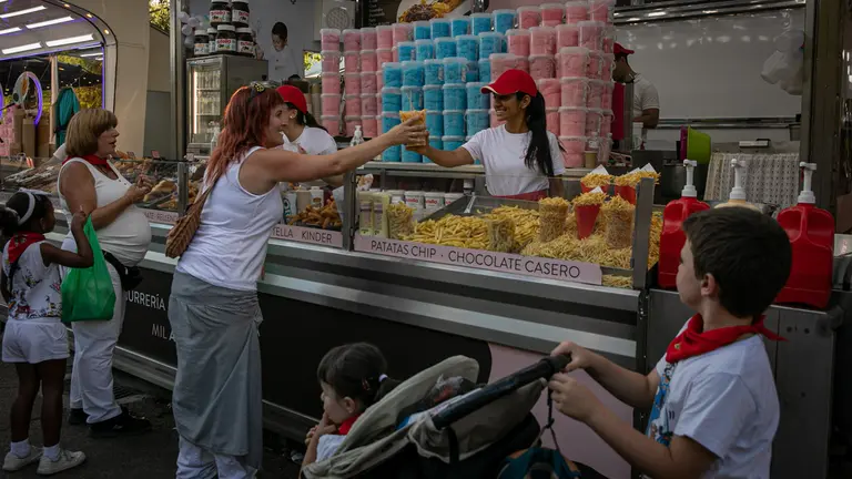 Cientos de personas disfrutan de los tradicionales puestos de vino añejo, churros, pollos asados, o puestos ambulantes del parque Antoniutti y Taconera. MAITE H. MATEO