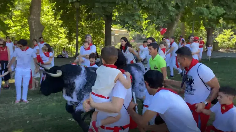 Momentos de descanso de la Comparsa de Gigantes y Cabezudos en Pamplona