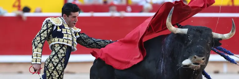 El diestro Alejandro Talavante durante la lidia a su segundo de la tarde en la séptima de abono de la Feria del Toro de los Sanfermines 2022 en la que comparte cartel con Diego Urdiales y Ginés Marin con toros de la ganadería badajocense de Jandilla. EFE/ Juan Pedro Urdiroz