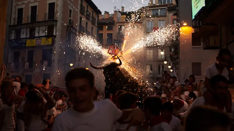 Torico de fuego en el casco viejo de Pamplona durante San Fermín 2022. PABLO LASAOSA