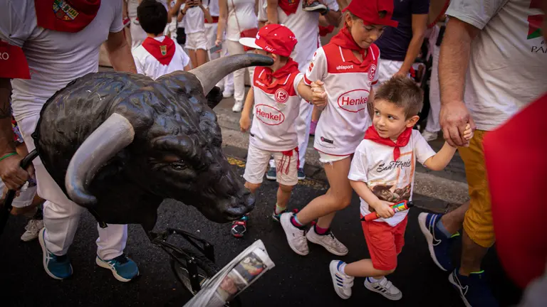 Los mas pequeños celebran su tradicional encierro infantil en la cuesta de Santo Domingo. Maite H. Mateo