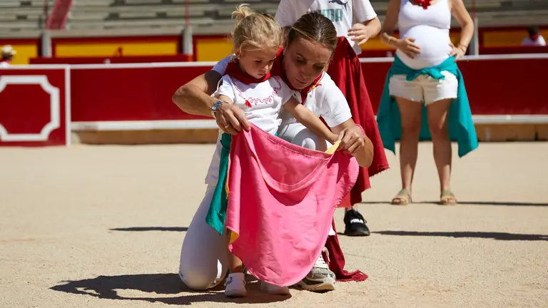 Toros en familia con la ex torera Cristina Sánchez en la Plaza de Toros de Pamplona durante las fiestas de San Fermín 2022. IÑIGO ALZUGARAY