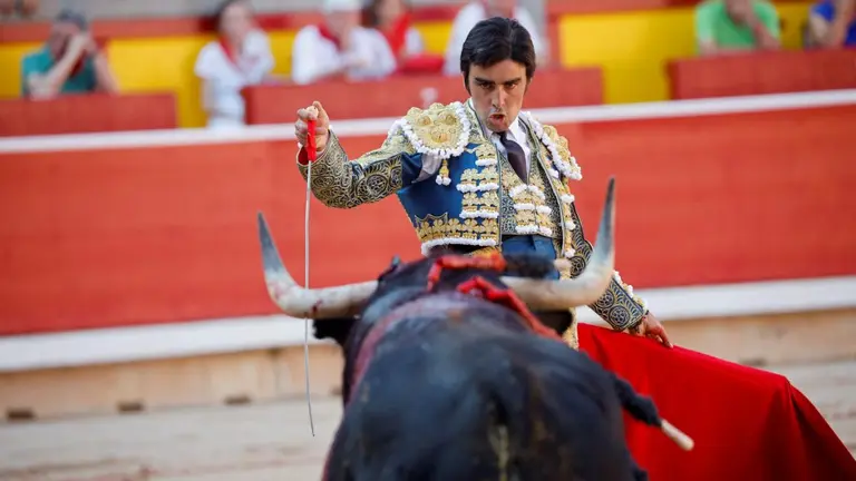 Miguel Ángel Perera con 'Bocinero', primer toro de su lote en la séptima corrida de la Feria del Toro de San Fermín 2022. REUTERS Juan Medina (6)