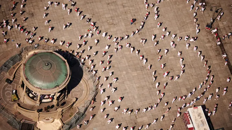 Vista aérea la Plaza del Castillo durante una mañana de San Fermín 2022. PABLO LASAOSA