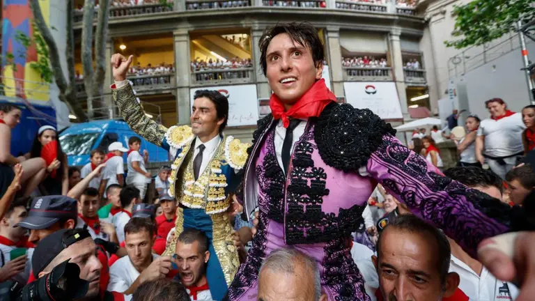 Roca Rey y Miguel Ángel Perera salen por la pueta grande en la corrida de toros de Victoriano del Río. EFE Rodrigo Jiménez