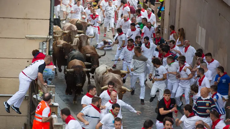 Los toros de Miura cruzan la Plaza Consistorial en el último encierro de San Fermín 2022. ALEJANDRO VELASCO