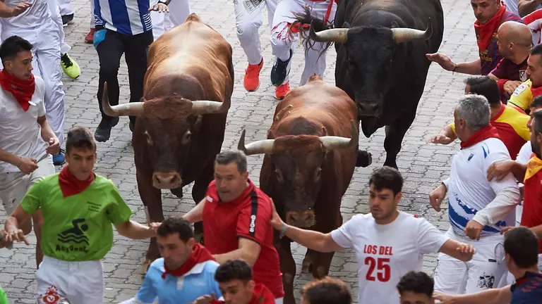 Octavo encierro de San Fermín 2022 con toros de Miura en la bajada al callejón. PABLO LASAOSA
