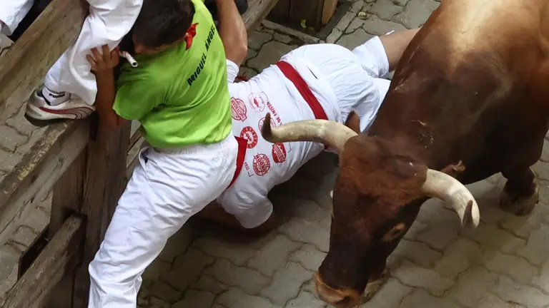 Último encierro de San Fermín 2022 con toros de la ganadería de Miura en la bajada al callejón. EFE J.P. Urdiroz 13