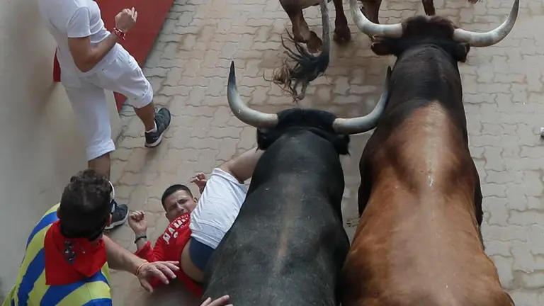 Último encierro de San Fermín 2022 con toros de la ganadería de Miura en la entrada a la plaza de toros. EFE Villar López 05