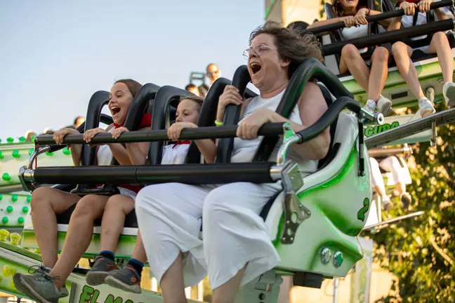 Pequeños y mayores disfrutan de las atracciones en el recinto ferial del  Parque de la Runa en Pamplona. MAITE H. MATEO