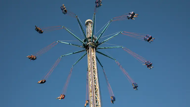 Pequeños y mayores disfrutan de las atracciones en el recinto ferial del  Parque de la Runa en Pamplona. MAITE H. MATEO