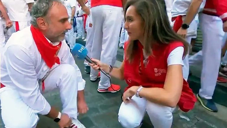 Reportaje para RTVE sobre cómo atarse unas zapatillas para correr el encierro. RTVE