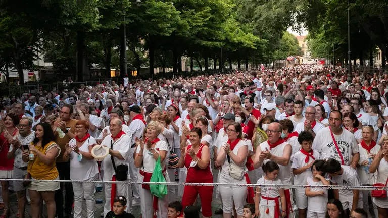 Serafín Zubiri, Mikel Herzog y la banda de Artajona hacen bailar y cantar a cientos de personas con música de los años 70 en el paseo de Sarasate, en el penúltimo día de las fiestas de San Fermín. MAITE H. MATEO