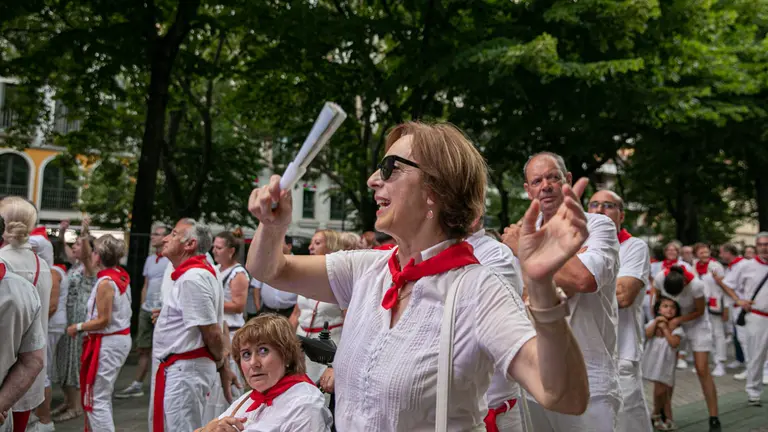 Serafín Zubiri, Mikel Herzog y la banda de Artajona hacen bailar y cantar a cientos de personas con música de los años 70 en el paseo de Sarasate, en el penúltimo día de las fiestas de San Fermín. MAITE H. MATEO