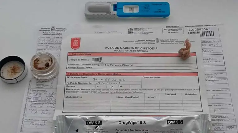 Parte del narcotest, la denuncia y las drogas incautadas al conductor denunciado. POLICÍA FORAL