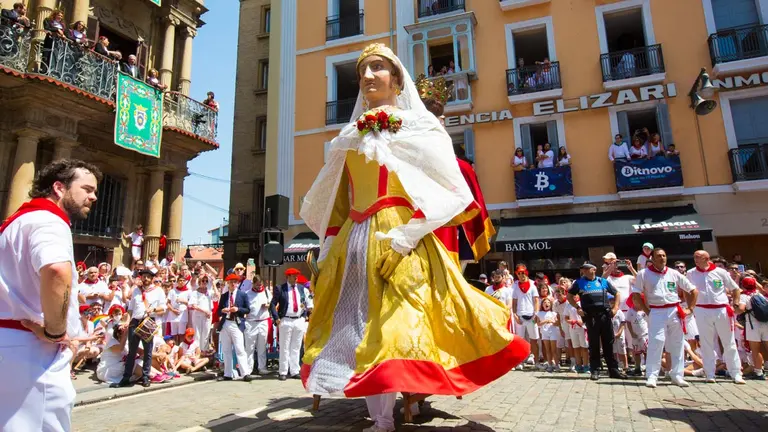 La Comparsa de Gigantes se despide de los más pequeños en el último día de San Fermín 2022. ALEJANDRO VELASCO