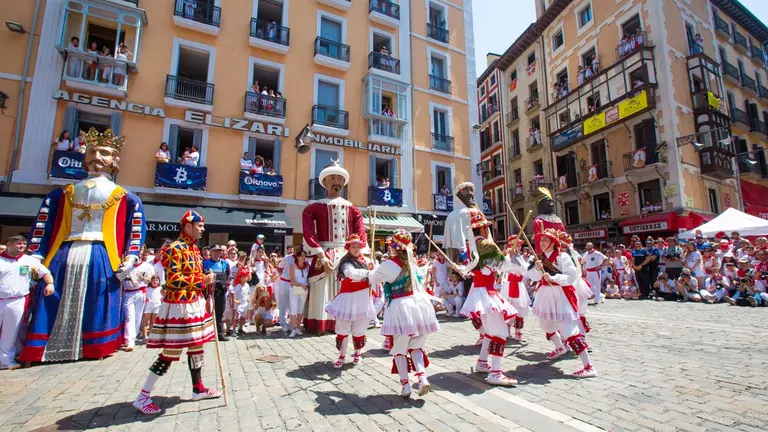 La Comparsa de Gigantes se despide de los más pequeños en el último día de San Fermín 2022. ALEJANDRO VELASCO