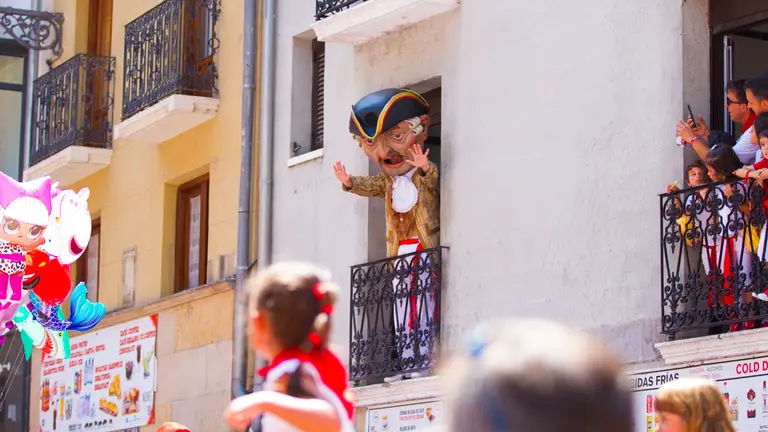 La Comparsa de Gigantes se despide de los más pequeños en el último día de San Fermín 2022. ALEJANDRO VELASCO