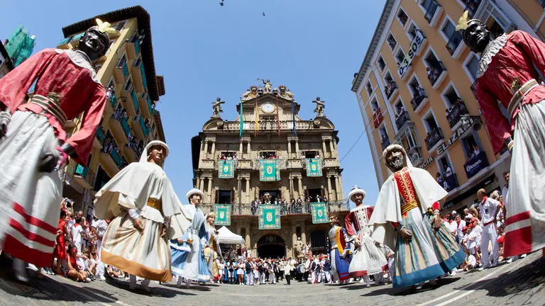 Despedida de la Comparsa de gigantes y cabezudos de Pamplona en el último día de las fiestas de San Fermín 2022. IÑIGO ALZUGARAY