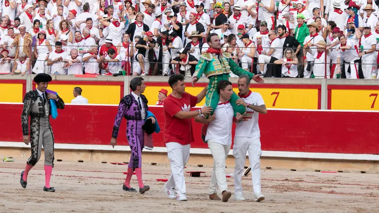El diestro Antonio Ferrera sale por la Puerta Grande de la Plaza de Toros de Pamplona tras enfrentarse y cortar dos orejas a los seis toros de la ganadería sevillana de Miura en la novena y última de abono de la Feria del Toro de los Sanfermines 2022. MAITE H. MATEO