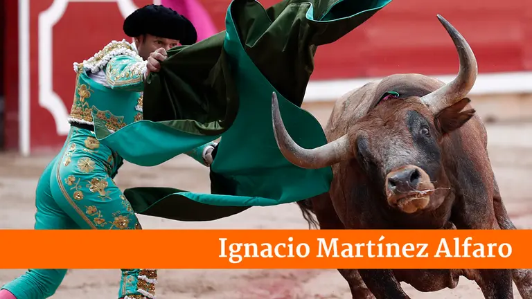 El diestro Antonio Ferrera recibe con el capote al primer toro de la tarde en la Plaza de Toros de Pamplona donde se enfrenta a los seis toros de la ganadería sevillana de Miura en la novena y última de abono de la Feria del Toro de los Sanfermines 2022. EFE/Jesús Diges