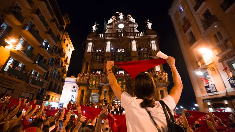 Pamplona se despide de San Fermín 2022 entonando el "Pobre de mí" desde la Plaza Consistorial. ALEJANDRO VELASCO