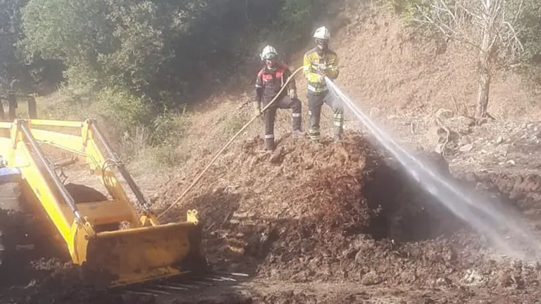 Un fuego declarado en una montonera de estiercol en Salinas de Oro se deja oler en toda la Comarca de Pamplona. CEDIDA