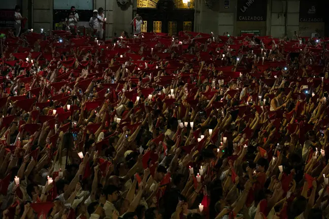 Pamplona despide sus fiestas de San Fermín cantando el "Pobre de mí" desde la Plaza Consistorial. MAITE H. MATEO