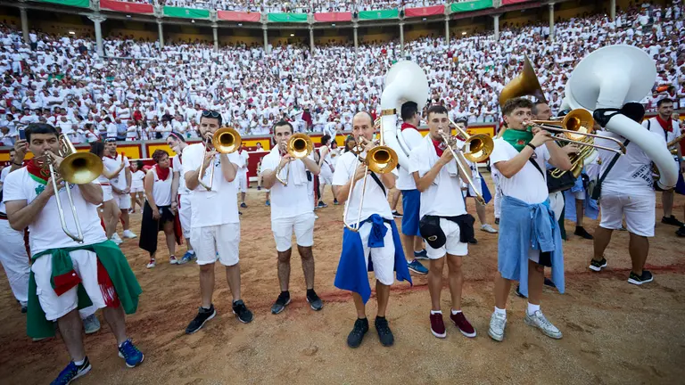 Despedida de las peñas en la Plaza de Toros de Pamplona después de la última corrida de la Feria del Toro de San Fermín 2022. IÑIGO ALZUGARAY