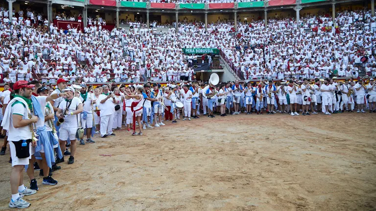 Despedida de las peñas en la Plaza de Toros de Pamplona después de la última corrida de la Feria del Toro de San Fermín 2022. IÑIGO ALZUGARAY