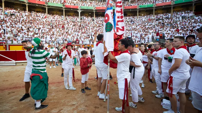 Despedida de las peñas en la Plaza de Toros de Pamplona después de la última corrida de la Feria del Toro de San Fermín 2022. IÑIGO ALZUGARAY