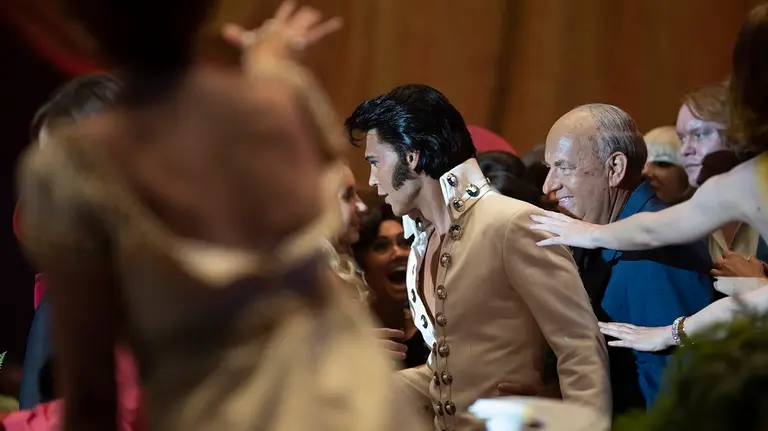 Austin Butler y Tom Hanks en Elvis