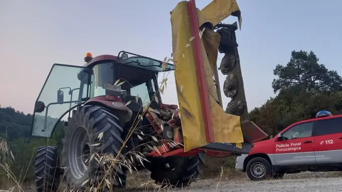 La Policía Foral ha denunciado a un agricultor que cosechaba en día de restricciones por la alerta de incendios. POLICÍA FORAL