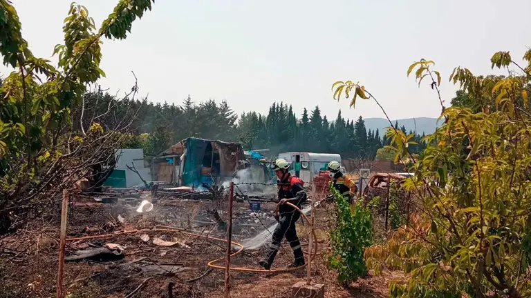 Los bomberos del parque de Cordovilla se encargaron de sofocar las llamas en Echauri. BOMBEROS DE NAVARRA
