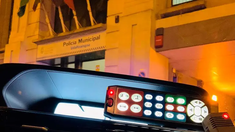 Coche patrulla de la Policía Municipal ante la sede de Protección Ciudadana en Pamplona.