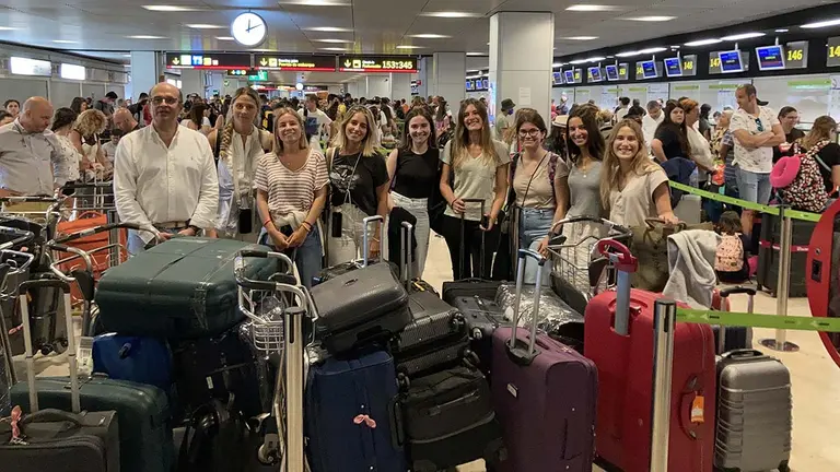 Las estudiantes partieron ayer del aeropuerto de Barajas con 400 kilos de material para llevar a cabo el proyecto. CEDIDA