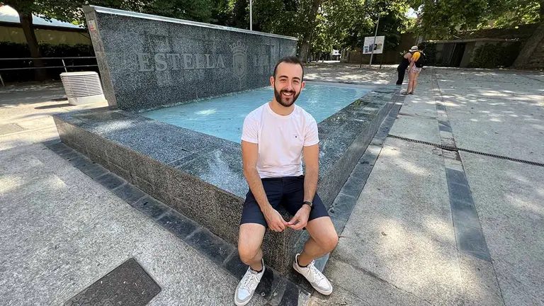 Fuente en el espacio cultural de Los Llanos con el concejal Jorge Crespo