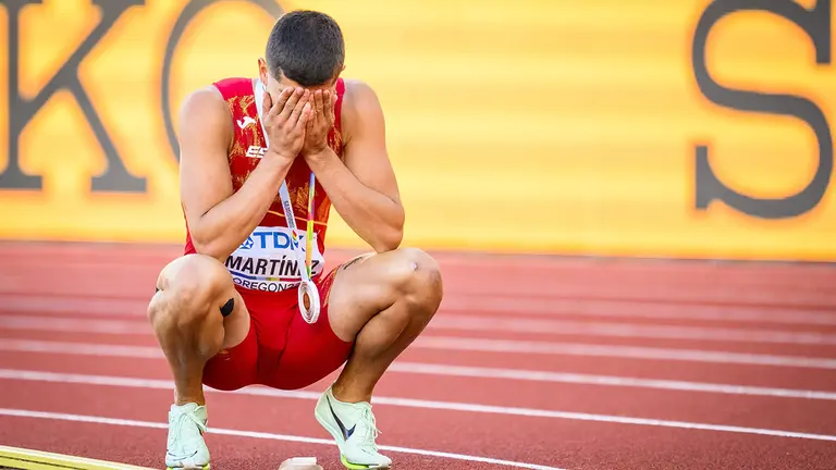 Eugene (United States), 17/07/2022.- Asier Martinez of Spain celebrates placing third in the men's 110m Hurdles final at the World Athletics Championships Oregon22 at Hayward Field in Eugene, Oregon, USA, 17 July 2022. (Mundial de Atletismo, 110 metros vallas, España, Estados Unidos) EFE/EPA/JEAN-CHRISTOPHE BOTT
