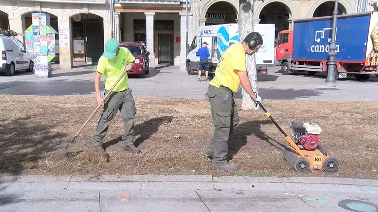 Dos trabajadores en la recuperación de jardines. CEDIDA