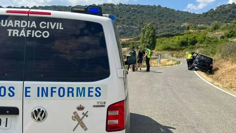 Dos abuelos y su nieto, heridos en un accidente en Guesálaz. GUARDIA CIVIL