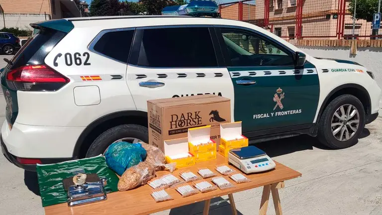 Imagen del tabaco incautado y la maquinaria para la elaboración de cigarrillos. GUARDIA CIVIL
