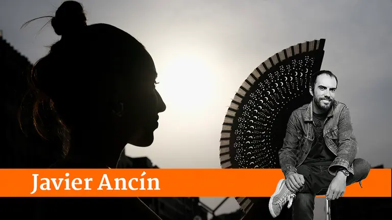 Una joven se abanica ante los episodios de calor. EFE/Abel Alonso