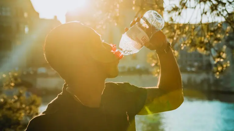 Beber agua es clave para combatir una ola de calor. Foto: Pixabay.