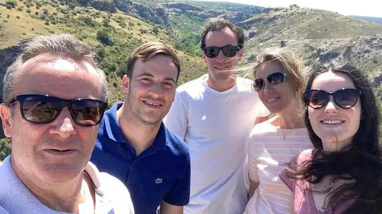 La profesora Julia Pavón -segunda por la derecha- con su marido y tres de sus cuatro hijos, en el Parque Natural del Barranco del Río Dulce (Sigüenza). CEDIDO