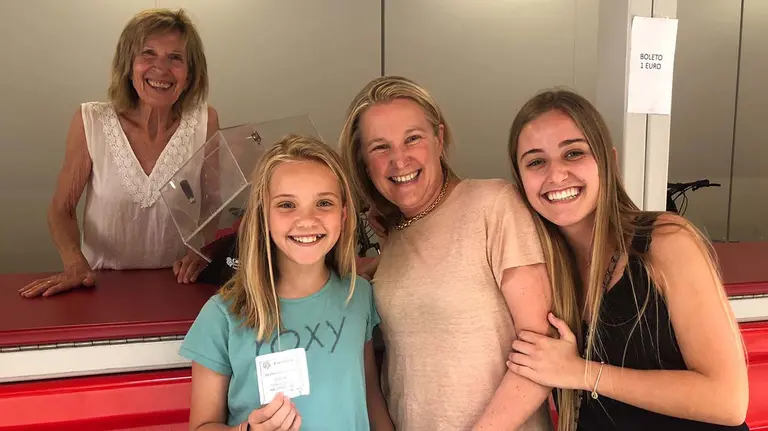 Sofía de Frutos, Betsy Ostrander y Ana de Frutos junto a la voluntaria que les vendió el boleto con el premio del coche en la tómbola de Cáritas de San Fermín. CEDIDO