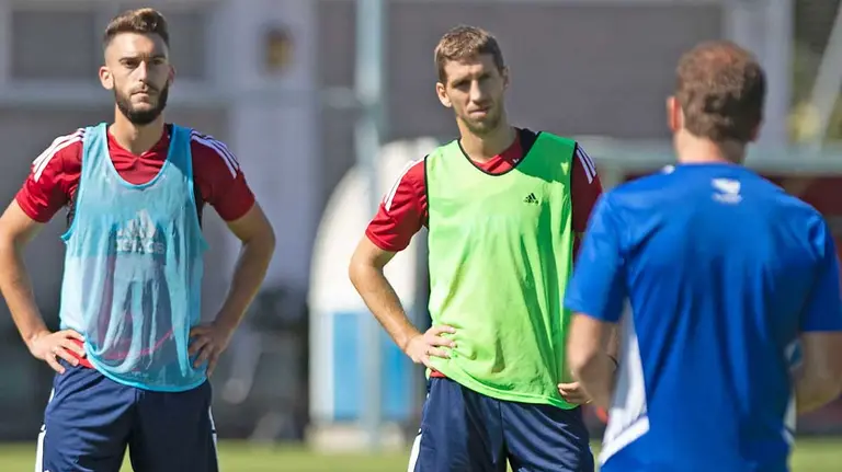Roberto Torres y Darko Brasanac atienden las indicaciones de Jagoba Arrasate en un entrenamiento de Osasuna en Tajona. CA OSASUNA