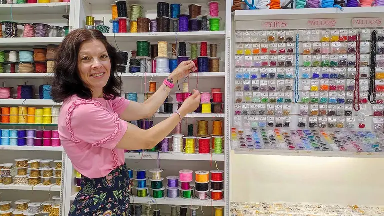 Helena Elizalde, dueña junto con Massimo Giada de Cocorita, la tienda de abalorios que triunfa en Pamplona. ANA BELÉN POZA