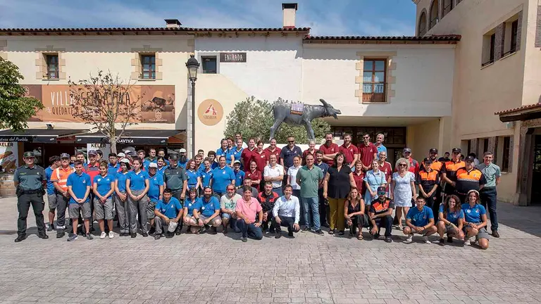 Foto familiar de todos los trabajadores del parque de atracciones de Sendaviva. SENDAVIVA